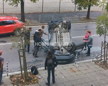 Четири коли се сблъскаха в София, едната се обърна по таван