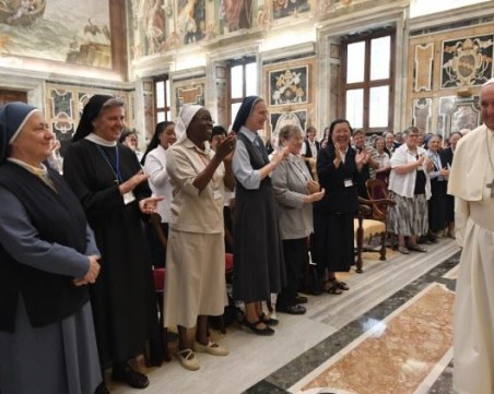 Готви ли се революция във Ватикана? Обсъждат дали жени да стават свещеници