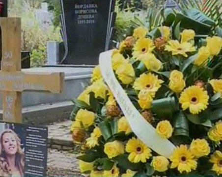 Измина година от жестокото убийство на Виктория Маринова, близки се поклониха пред паметника й