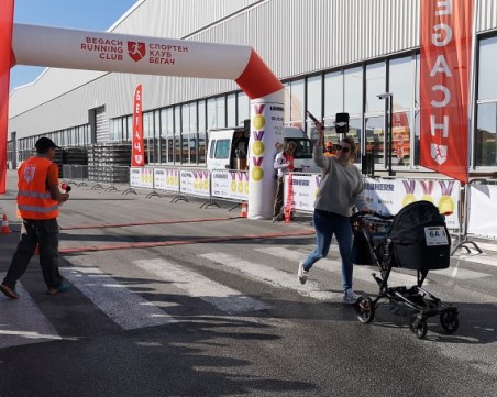 Родилка с бебе в количка пробяга 4 км заради благородна кауза