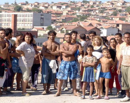 Учители отказват 1300 лева заплата за работа в циганските училища