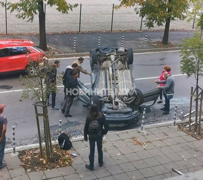Четири коли се сблъскаха в София, едната се обърна по таван