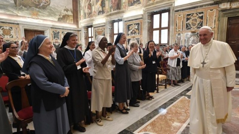 Готви ли се революция във Ватикана? Обсъждат дали жени да стават свещеници