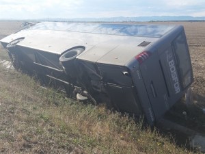 Автобус се обърна на магистрала