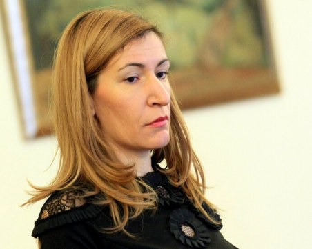 Ангелкова на среща с фалиралия туроператор, прави изявление в 16 часа