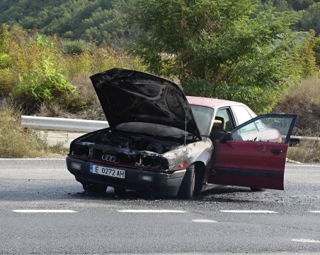 Ауди пламна в движение край Благоевград