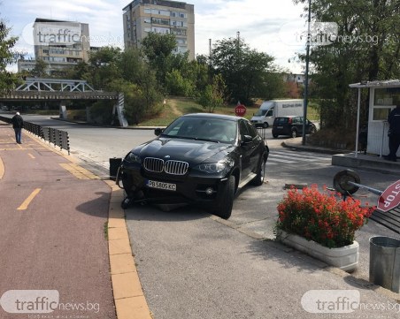 Камион блъсна джип, отнесе знаци и мантинела и се заби в ограда до Гребаната база