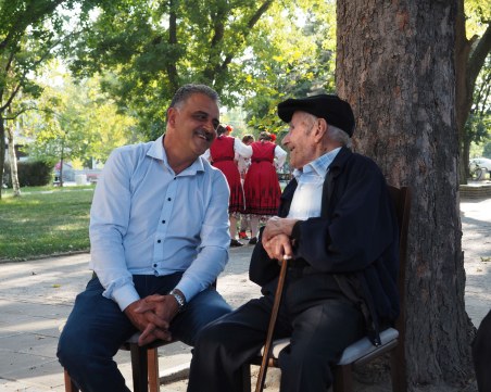 Кандидатът за кмет Димитър Иванов подари 40 кг ябълки на 106-годишния дядо Георги