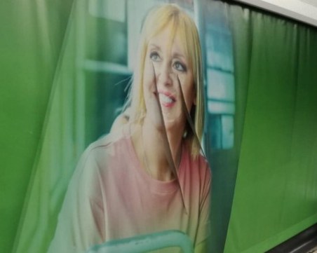 Манолова се оплака от провокации, лепят лика й по колите на софиянци