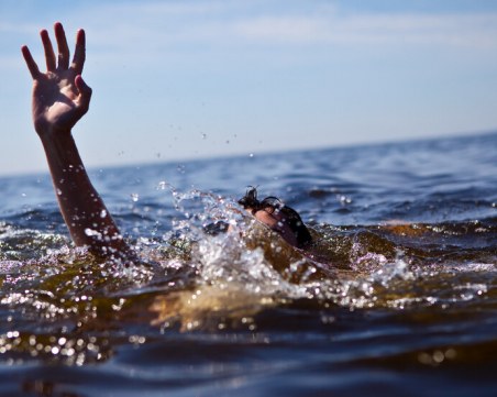 Мъж спаси от удавяне 17-годишно момиче в Бургас