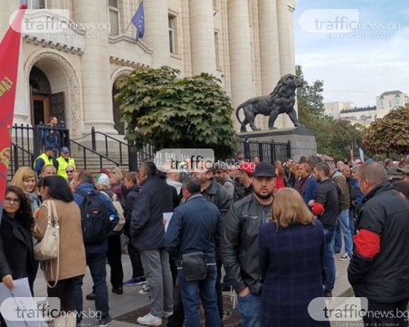 Протест срещу освобождаването на Полфрийман, той не дойде в съда