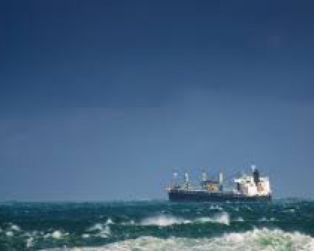 Силна вълна е ударила кораба на българските моряци – един загина, а трима са ранени