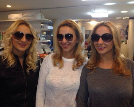 Закопчаха тризначката Надежда в Англия, търси помощ от премиера