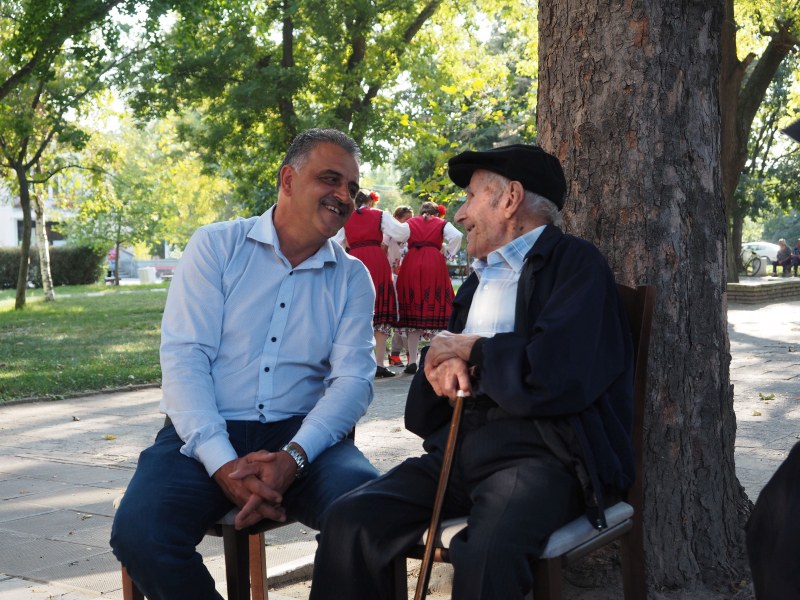 Кандидатът за кмет Димитър Иванов подари 40 кг ябълки на 106-годишния дядо Георги