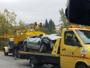 18-годишен шофьор се обърна с кола в река в Смолян