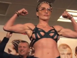 Боксьорка целуна съперничката си и получи шамар