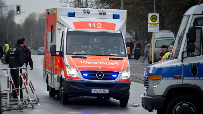 Камион блъсна осем коли в Германия, 17 души пострадаха