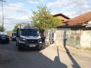 Спецполицаи щурмуваха ромска махала край Пловдив, 8 души - в ареста след сбиване
