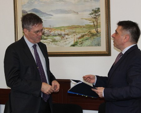 Австралия обвини министър Кирилов в манипулация за Полфрийман