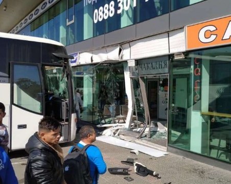 Автобус се вряза в чакалнята на столична автогара