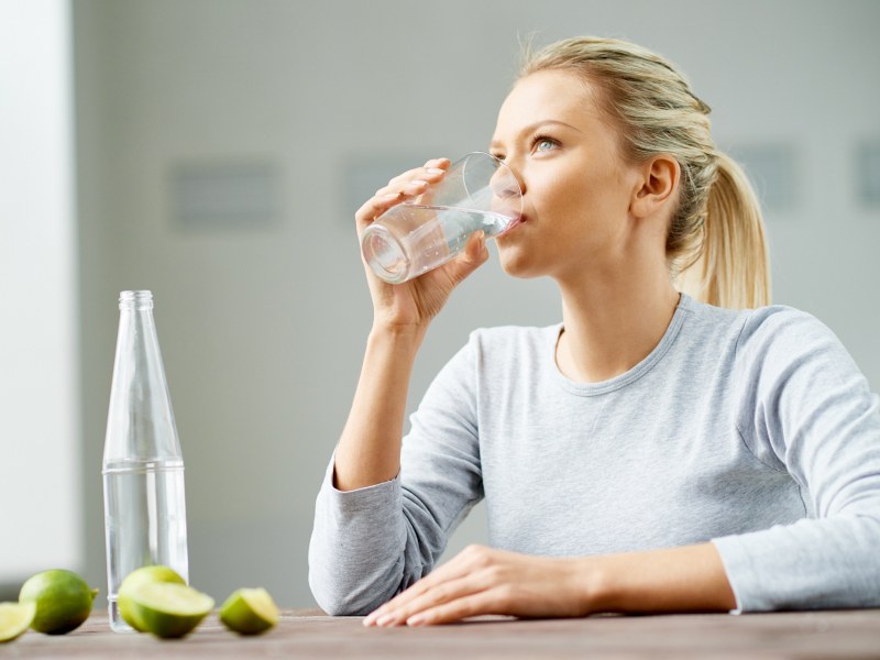 Кардиолог споделя: Всички пият вода погрешно! Ето кога трябва да го правите