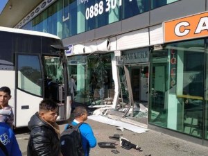 Автобус се вряза в чакалнята на столична автогара