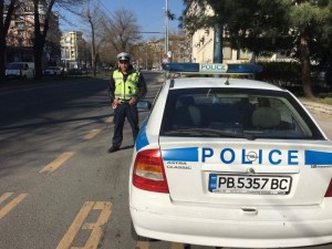 Младеж се опита да се измъкне от полицаи в Пазарджик, даде чужда шофьорска книжка