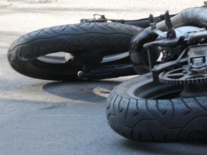 Товарен микробус е блъснал мотоциклет, мъж е в тежко състояние