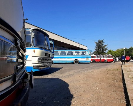 Автобуси - легенди возят гостите на Първия ретро парад в Брестовица