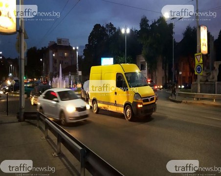Катастрофа затрудни движението на кръговото на Водната палата в Пловдив