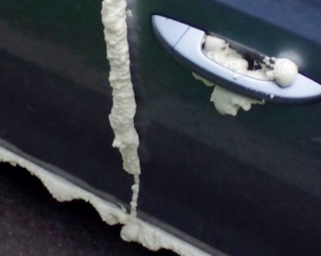 Облепиха едната кола на пловдивчанин с монтажна пяна, на втората срязаха гумите