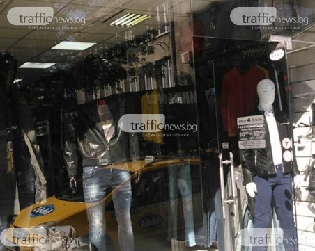Спецоперация в Пловдив! Униформени нахлуха в три магазина за дрехи менте в Кючука