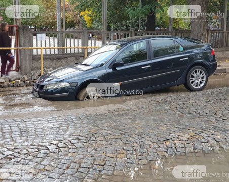 Яма погълна предницата на рено в центъра на Пловдив