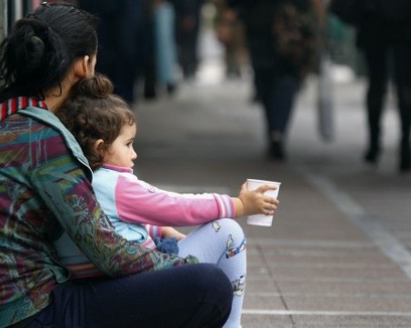 Задържаха двама българи, принуждавали нашенци да просят в Швеция и Франция