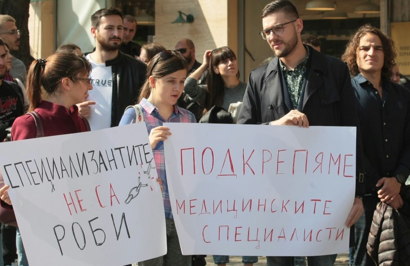 Млади лекари: Министър Ананиев, вие кога ще си върнете заплатата?