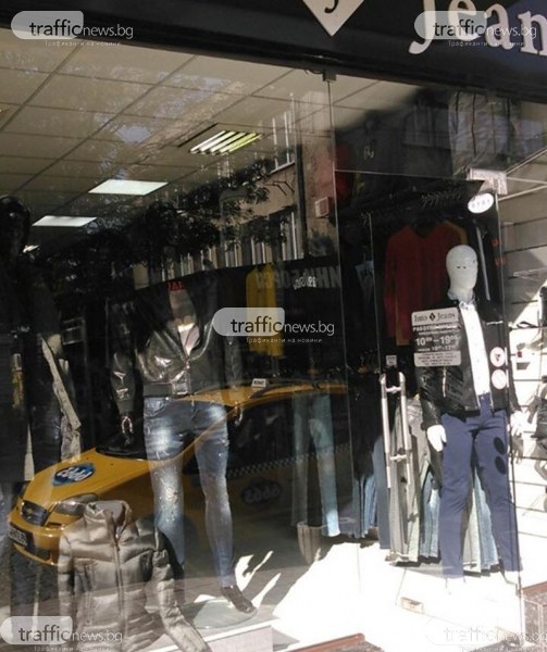 Спецоперация в Пловдив! Униформени нахлуха в три магазина за дрехи менте в Кючука