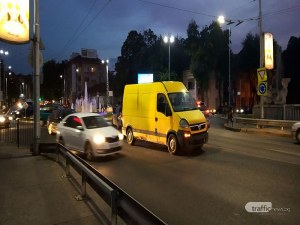 Катастрофа затрудни движението на кръговото на Водната палата в Пловдив