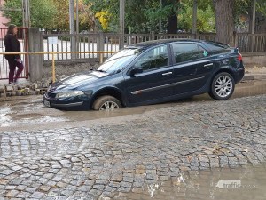 Яма погълна предницата на рено в центъра на Пловдив