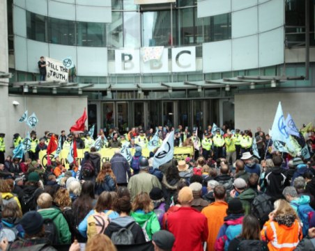 Екоактивисти блокираха входа на Би Би Си в Лондон