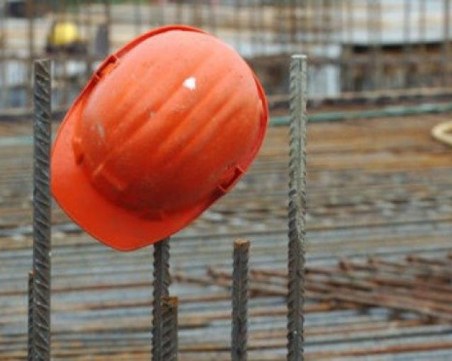 Камион мина през крака на работник по време на ремонт на пътя