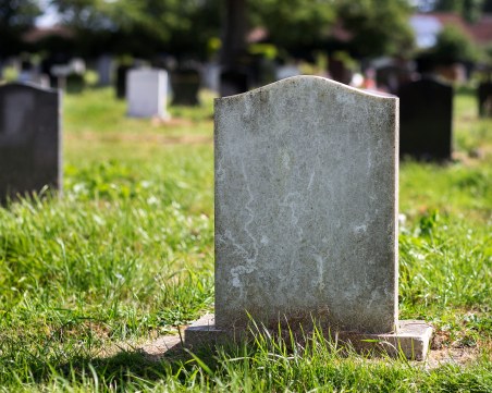 Мъж се завърна в дома си в Индонезия след... собственото си погребение