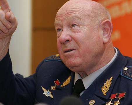 Почина първият човек, излязъл в открития космос