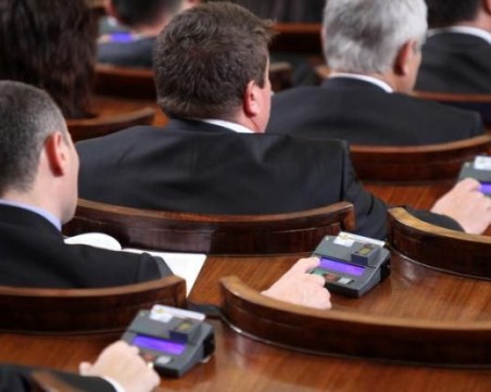 Провал на днешното заседание на парламента, Нинова обвини Борисов