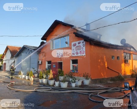 Шест екипа на пожарната гасят огъня в сладкарския склад в Пловдив