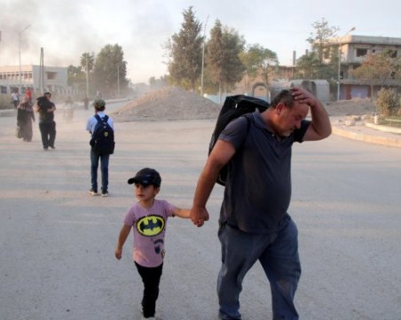 След турската офанзива: Стотици души започнаха да се изселват от Сирия