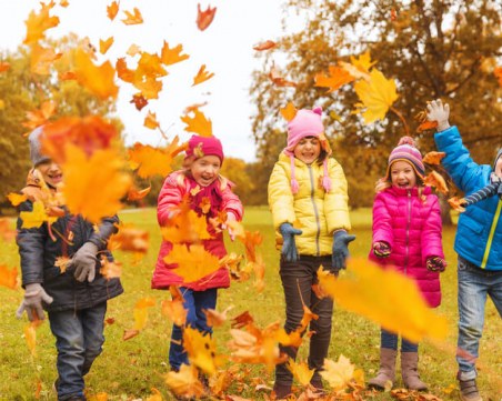 Театър от хартия и подводни марионетки радват децата в столицата