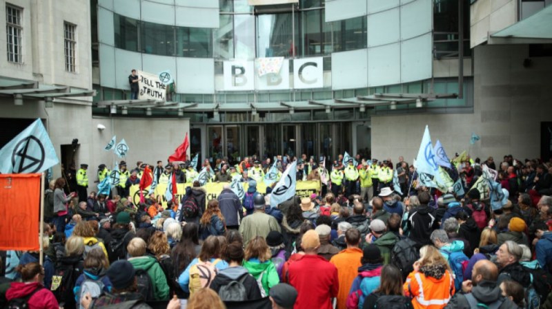 Екоактивисти блокираха входа на Би Би Си в Лондон