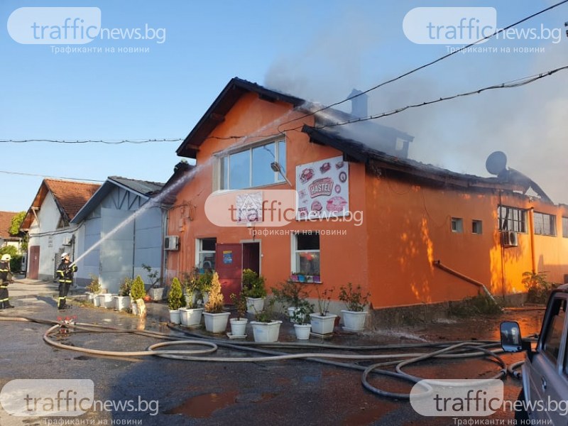Шест екипа на пожарната гасят огъня в сладкарския склад в Пловдив