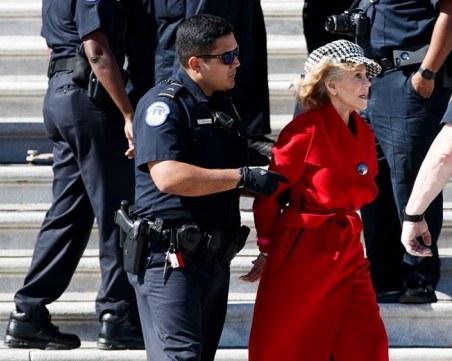 Арестуваха Джейн Фонда, Грета се скара на световните лидери