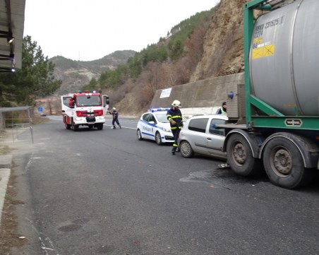 Аварирала цистерна затруднява движението на АМ 
